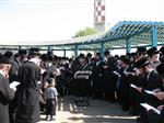 הרבי והחסידים מקיימים את מנהג תשליך לקראת יום הכיפורים