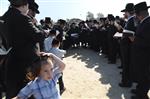הרבי והחסידים מקיימים את מנהג תשליך לקראת יום הכיפורים