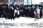 הרבי והחסידים מקיימים את מנהג תשליך לקראת יום הכיפורים