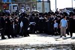 הרבי והחסידים מקיימים את מנהג תשליך לקראת יום הכיפורים