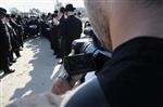 הרבי והחסידים מקיימים את מנהג תשליך לקראת יום הכיפורים