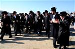 הרבי והחסידים מקיימים את מנהג תשליך לקראת יום הכיפורים