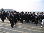 הרבי והחסידים מקיימים את מנהג תשליך לקראת יום הכיפורים