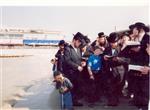 הרבי והחסידים מקיימים את מנהג תשליך לקראת יום הכיפורים