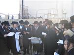 The Rebbe and Chassidim do Tashlich for the Day of Atonement