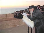 The Rebbe and Chassidim do Tashlich for the Day of Atonement