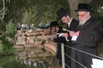 The Rebbe and Chassidim do Tashlich for the Day of Atonement