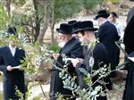 The Rebbe and Chassidim do Tashlich for the Day of Atonement