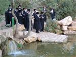 The Rebbe and Chassidim do Tashlich for the Day of Atonement