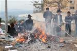 יהודים שורפים חמץ בערב פסח בעיר צפת שבגליל העליון