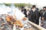 יהודים שורפים חמץ בערב פסח בעיר צפת שבגליל העליון