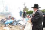 יהודים שורפים חמץ בערב פסח בעיר צפת שבגליל העליון