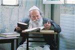 יהודי מבוגר לומד תורה