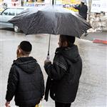 אנשים בגשם