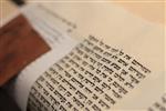 סופר סת&quot;ם בשעת מלאכת כתיבת ספר תורה על פי כל כללי ההלכה