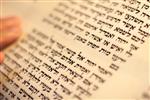 סופר סת&quot;ם בשעת מלאכת כתיבת ספר תורה על פי כל כללי ההלכה