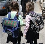 שתי ילדות הולכות לבית ספר 