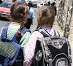 שתי ילדות הולכות לבית ספר 