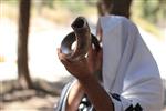 Shofar blowing a ram&#39;s horn