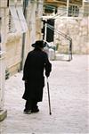 יהודי מבוגר הולך ברחוב