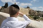 ילד עם כיפה  מביט אל העיר העתיקה