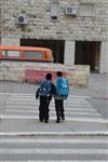 ילדים בירושלים הולכים לבית הספר