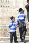 ילדים בירושלים הולכים לבית הספר