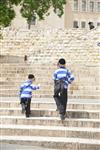 ילדים בירושלים הולכים לבית הספר