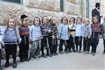 ילדים בירושלים הולכים לבית הספר
