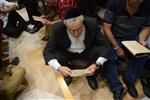 Jews praying on the destruction of the temple at midnight