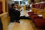 Jews praying on the destruction of the temple at midnight