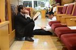 Jews praying on the destruction of the temple at midnight