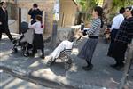 ילד בן שלוש חוגג בחיידר את החלאקה שלו