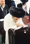 יהודי חסיד מתפלל בבית כנסת בירושלים