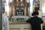 יהודי חסיד מתפלל בבית כנסת בירושלים