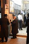 יהודי חסיד מתפלל בבית כנסת בירושלים