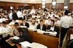 Mir Yeshiva students studying in Jerusalem