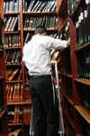 הספרייה של אוצר הספרים המלאה באלפי ספרי קודש ובחור מעיין שם בספר 
