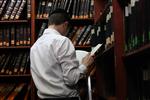 הספרייה של אוצר הספרים המלאה באלפי ספרי קודש ובחור מעיין שם בספר 