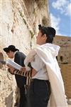 הדגמת הנחת טלית ותפילין על רקע הכותל המערבי בירושלים