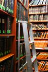 הספרייה של אוצר הספרים המלאה באלפי ספרי קודש ומצוידת בסולם להקלה בחיפוש 