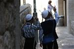 ילדים חסידים עם כיפות לבנות מצבעים בסמטא במאה שערים בירושלים