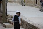 ילד חסידי בסמטה במאה שערים בירושלים