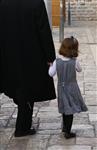 ילדה הולכות עם אביה בסמטה במאה שערים בירושלים