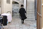 בחור חסידי רץ בסמטה במאה שערים בירושלים