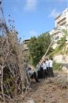 ילדים אוספים עצים למדורת ל&quot;ג בעומר