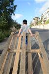 ילדים אוספים עצים למדורת ל&quot;ג בעומר