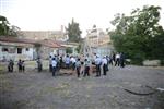 ילדים אוספים עצים למדורת ל&quot;ג בעומר