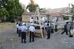 ילדים אוספים עצים למדורת ל&quot;ג בעומר