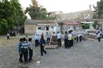 ילדים אוספים עצים למדורת ל&quot;ג בעומר